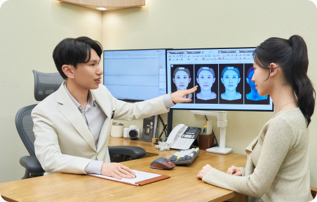 의료진이 얼굴의 비대칭 원인을 상담하고 진단하는 모습